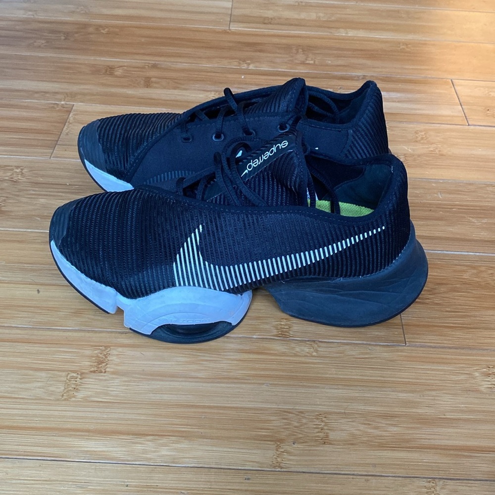 Nike women’s superrep size 7 black & white